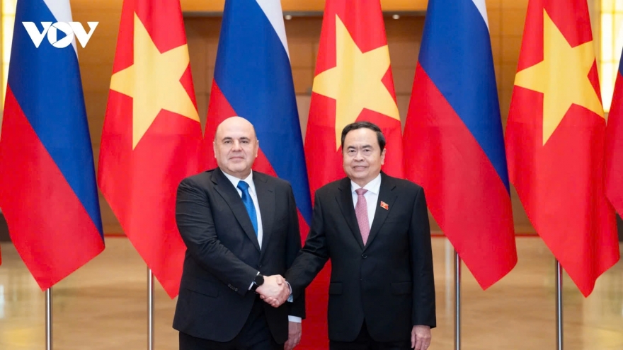 NA chairman receives visiting Russian PM in Hanoi